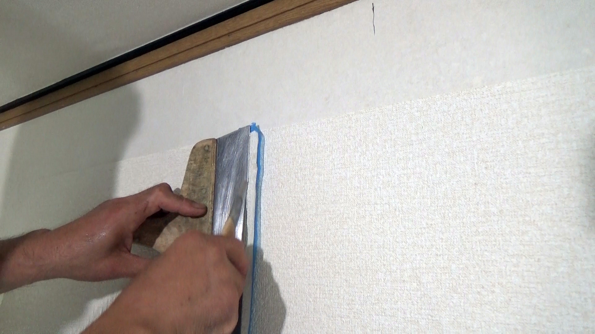 Thi-công-giấy-dán-tường-cắt-mối-nối