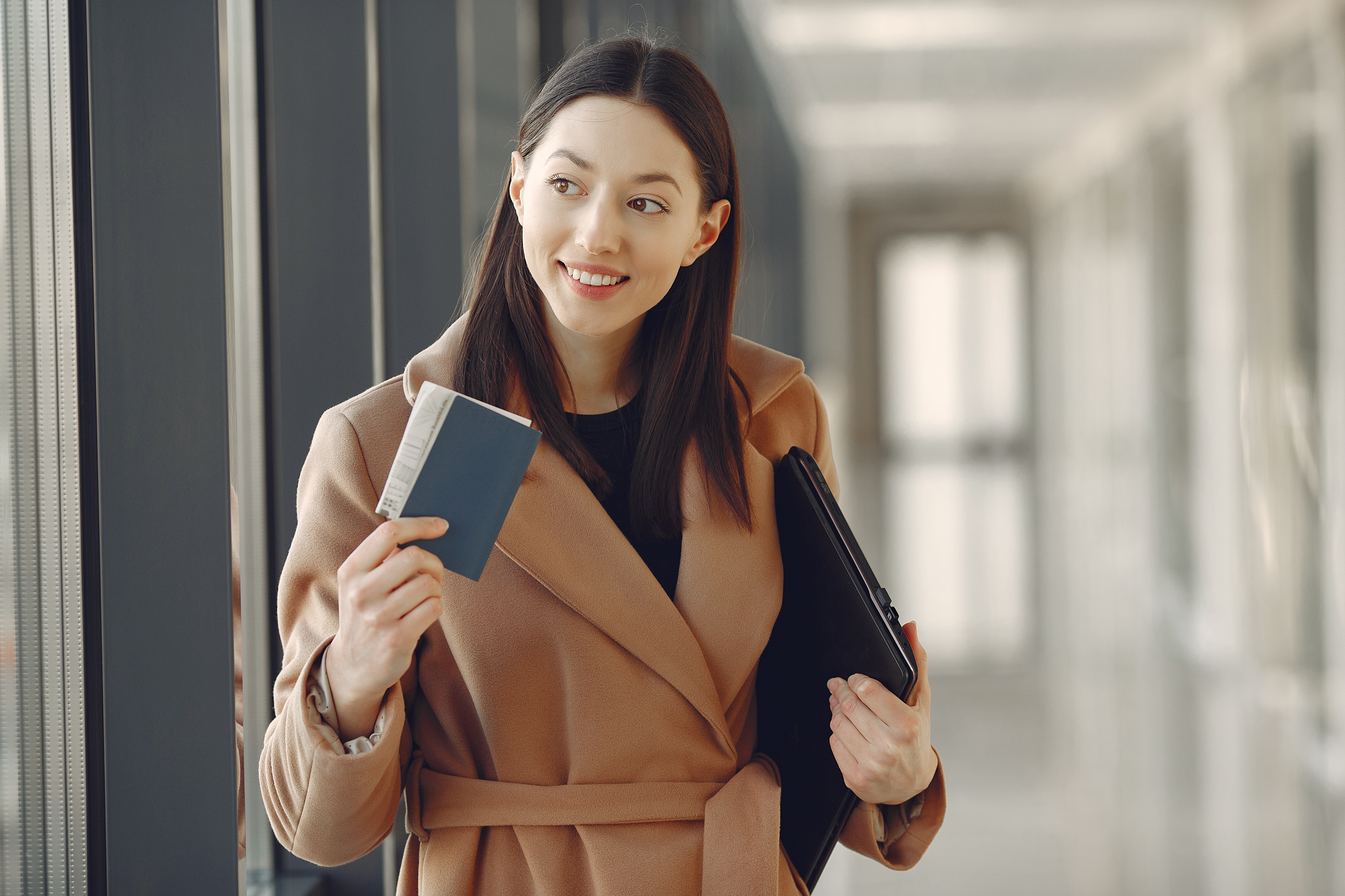 woman-with-suitcase-airport